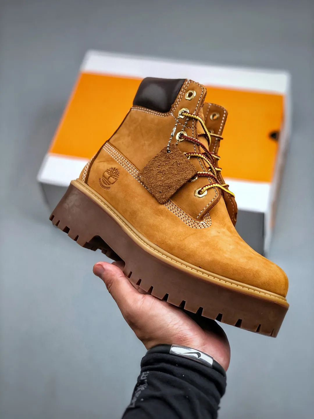 Local self-pickup💰640 supports in-store Timberland/Timberland outdoor high-top thick-soled casual shoes series. Guangdong factory quality. Original box and original packaging. 25ss new fashion trend. The fabric is made of Italian 🇮🇹 top-grade frosted fine-grained cowhide. It is paired with anti-odor and anti-corrosion genuine leather latex insoles to give you a perfect wearing experience. The quality is exquisite and durable. A must-have for beautiful women. It is specially designed to treat roughness. High-quality foot feel is first-class. Size: 35 35.5 36 37 37.5 38 38.5 39 40